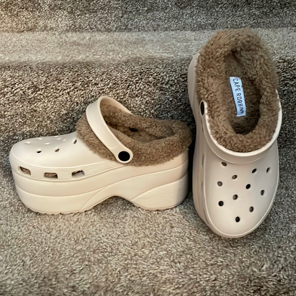 Brand now pair of crocs with fur inside